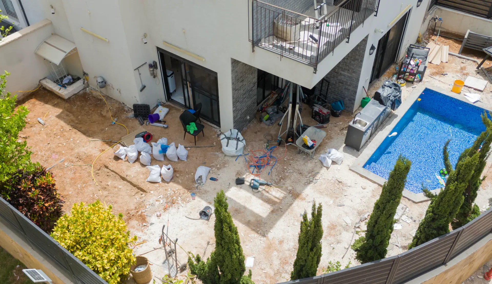חצר בית פרטי במהלך שיפוץ — עבודות עפר ובריכה